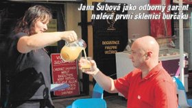 Jana Šubová jako odborný garant nalévá první sklenici burčáku.