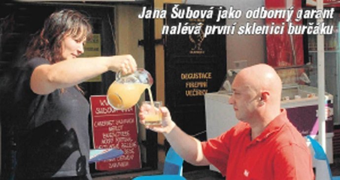 Jana Šubová jako odborný garant nalévá první sklenici burčáku.