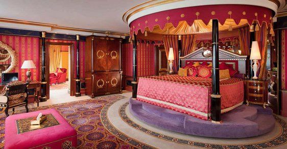 Pohádkový luxus v královském apartmá v Burdž al-Arab, nejslavnějším hotelu Dubaje