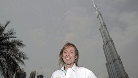 Alain Robert vyšplhal na nejvyšší budovu světa Burdž Chalífa v Dubaji