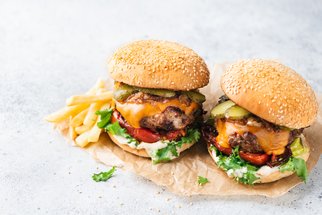 Bez burgeru není léto kompletní! Vyzkoušejte ty nejlahodnější varianty s masem i vege verze