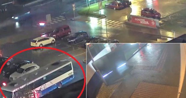 Řidič vjel s autobusem až k okénku Burger Kingu: Způsobil škodu za 100 000.