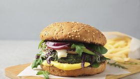 Vegani a vegetariáni se odmítají vzdát klobás a burgerů. Sepisují petici