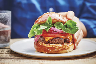 Nejlepší burger, jaký si umíte představit: Tenhle recept zvládne i začátečník