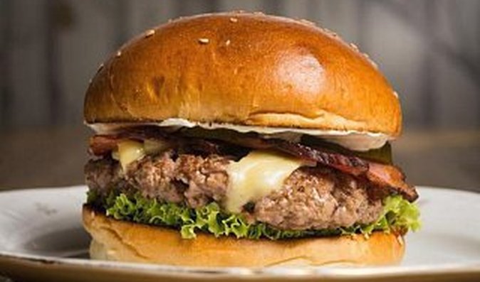 Hovězí dish burger je klasika s jemnou domácí majonézou z pečeného česneku, do které se rádi zakousnete