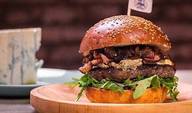 Blue Cheese Burger z hovězího masa doplňuje modrý sýr, slanina, rukola, BBQ omáčka a výborná cibulová marmeláda