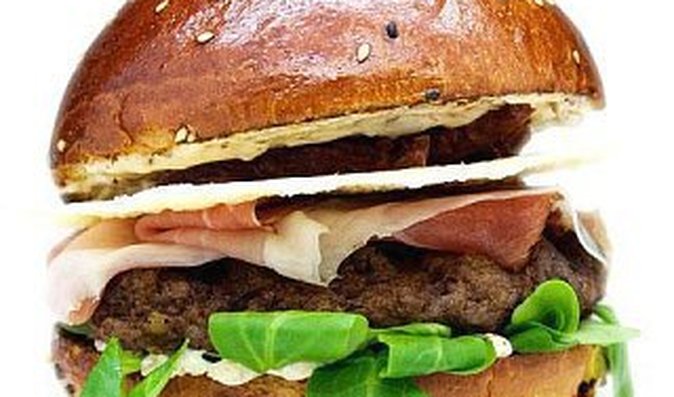 Beef reblachon burger z Cafe Palanda se zrajícím sýrem, polníčkem, majonézou a hovězím masem
