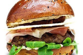Beef reblachon burger z Cafe Palanda se zrajícím sýrem, polníčkem, majonézou a hovězím masem