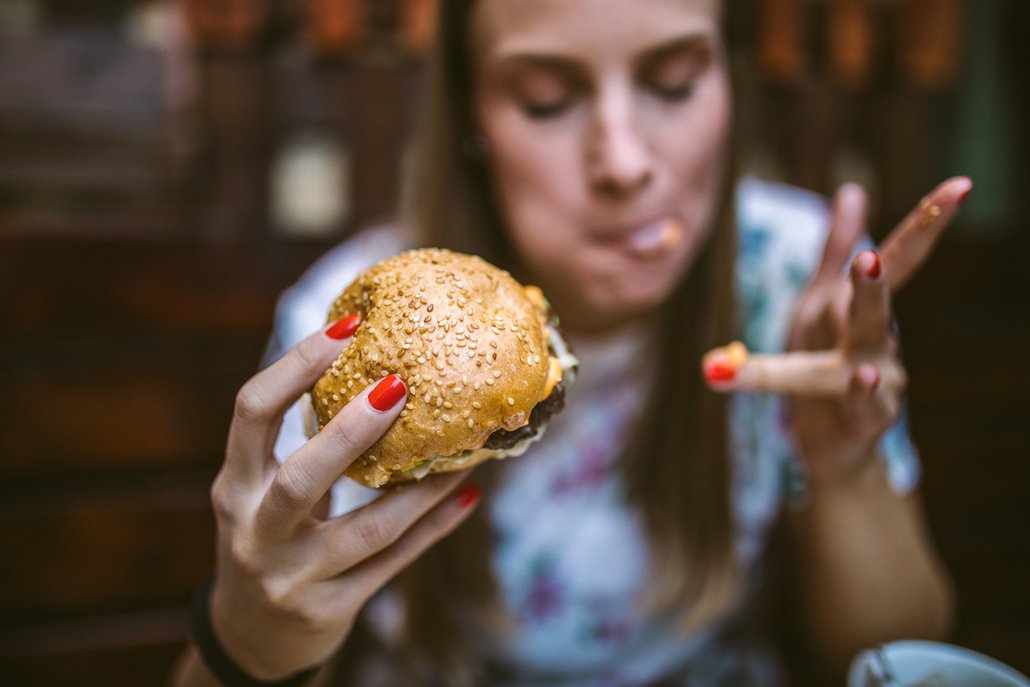 Pořádný burger jednou rukou jen těžko udržíte