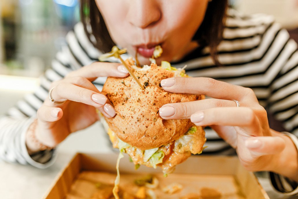 Burger se správně jí rukama. Důležité je ale držet ho správně.