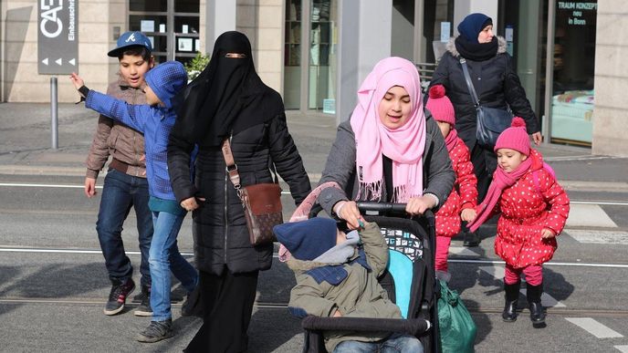 Rakousko od neděle zakazuje mít na veřejnosti zahalený obličej.