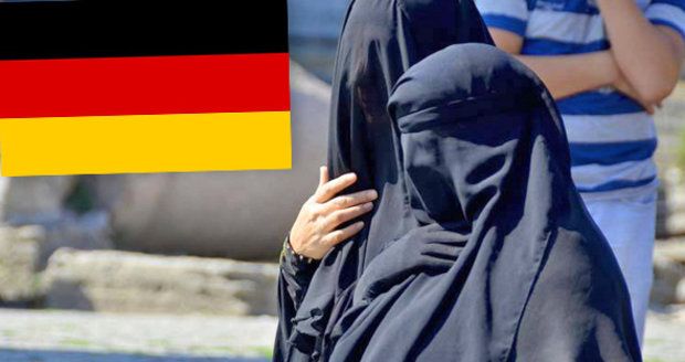Němci nutí úřednice svléknout burky: Muslimky se odhalí i při kontrolách