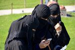 Dánský parlament schválil zákaz zahalování celého obličeje. Týká se i nikábů, které nosí muslimky. Neobešlo se to bez protestů.