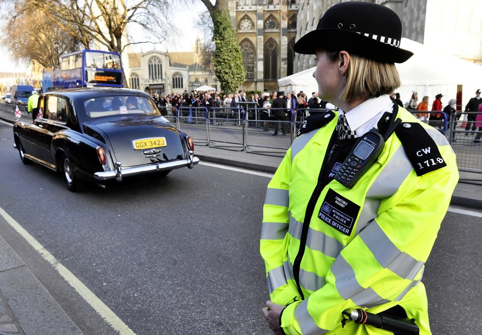 Teroristka? Ne, policistka! Britská policie zvažuje povolení burky.