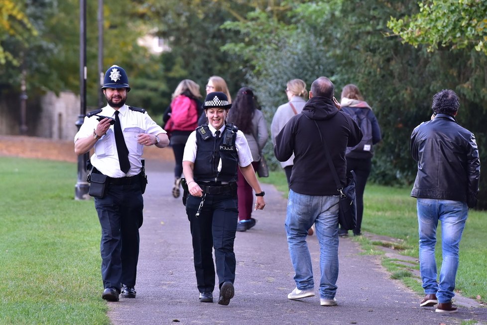 Teroristka? Ne, policistka! Britská policie zvažuje povolení burky.