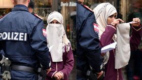 Žena musela po zásahu policistů šátek sundat.