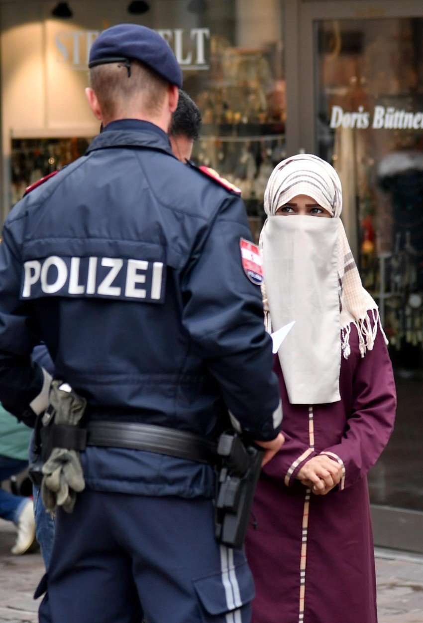 Zákon zakazující zahalování obličeje v Rakousku vstoupil v platnost loni v říjnu. Opatření směřuje především proti nošení burek a nikábů, tedy oděvů, které muslimským ženám zakrývají celé tělo a ponechávají jen mřížku nebo úzký průhled pro oči.
