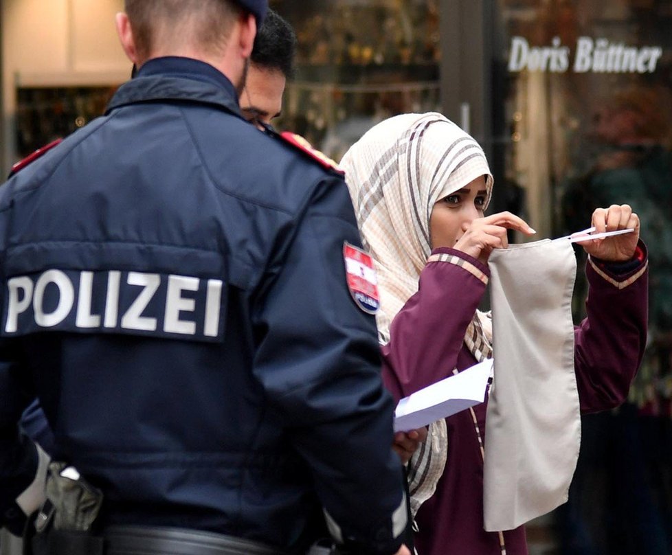 Zákon zakazující zahalování obličeje v Rakousku vstoupil v platnost loni v říjnu. Opatření směřuje především proti nošení burek a nikábů, tedy oděvů, které muslimským ženám zakrývají celé tělo a ponechávají jen mřížku nebo úzký průhled pro oči.