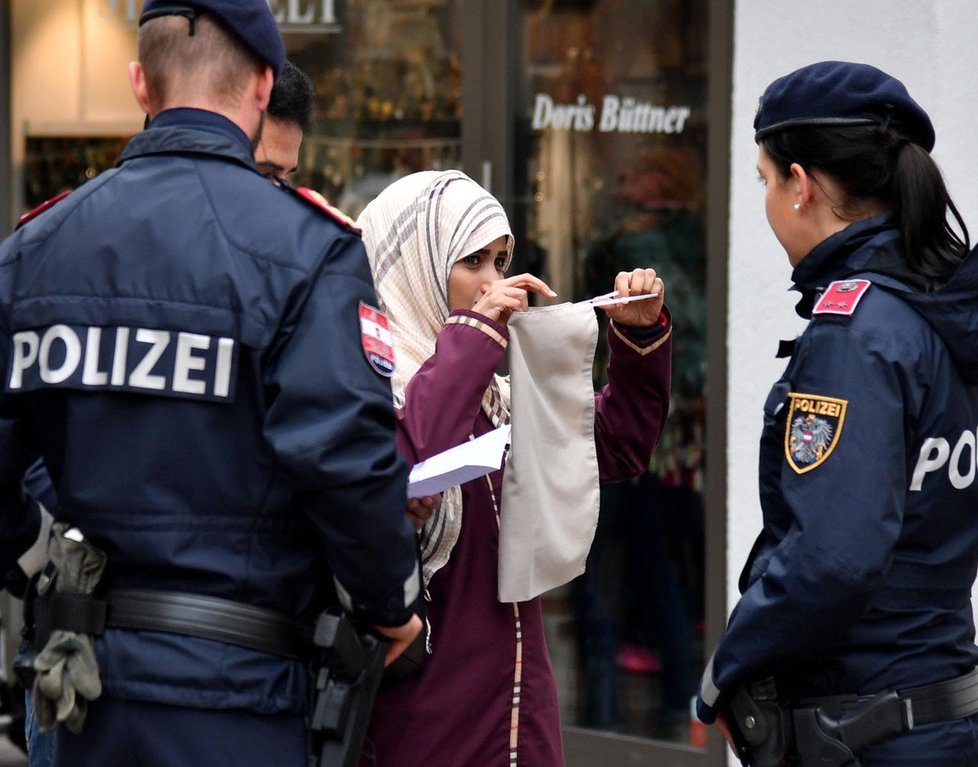 Zákon zakazující zahalování obličeje v Rakousku vstoupil v platnost loni v říjnu. Opatření směřuje především proti nošení burek a nikábů, tedy oděvů, které muslimským ženám zakrývají celé tělo a ponechávají jen mřížku nebo úzký průhled pro oči.