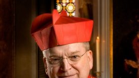 Kardinál Raymond Leo Burke, hlasitý kritik očkování, je hospitalizován s covidem-19 a napojen na umělou plicní ventilaci.