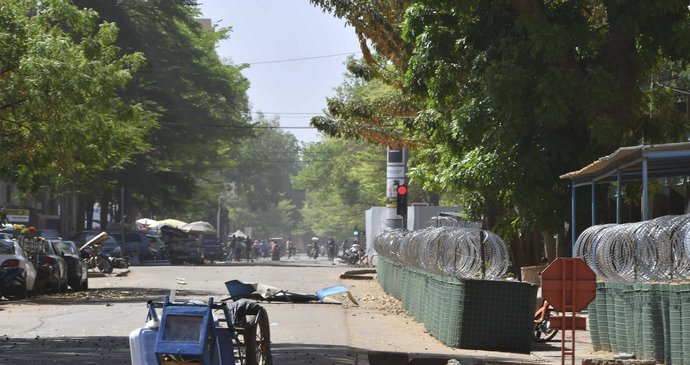 Extremisté v Burkině Faso útočili na armádu a ambasádu Francie.