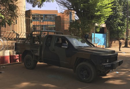 Extremisté v Burkině Faso útočili na armádu a ambasádu Francie