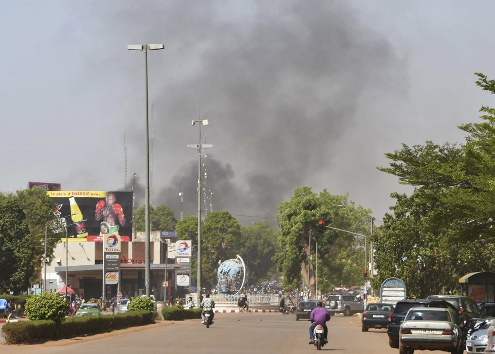 Extremisté v Burkině Faso útočili na armádu a ambasádu Francie