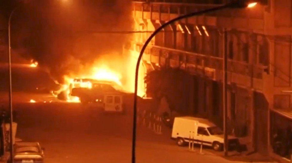 Teroristé z al-Káidy zaútočili na hotel Splendid v Ouagadougou, hlavním městě Burkiny Faso.
