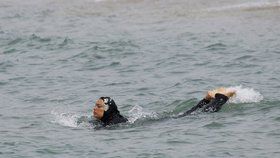 Muslimka v burkinách u Středozemního moře ve francouzském Marseille