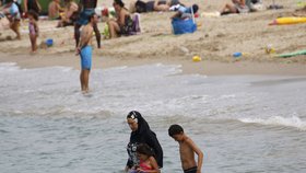 Muslimka v burkinách u Středozemního moře ve francouzském Marseille