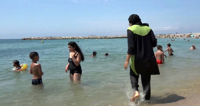 Muslimka v burkinách u Středozemního moře ve francouzském Marseille