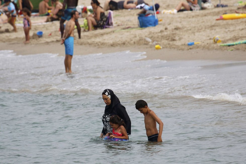 Muslimka v burkinách u Středozemního moře ve francouzské Marseille