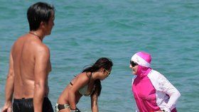 Ve Francii se objevily zákazy burkin – muslimských celotělových plavek.