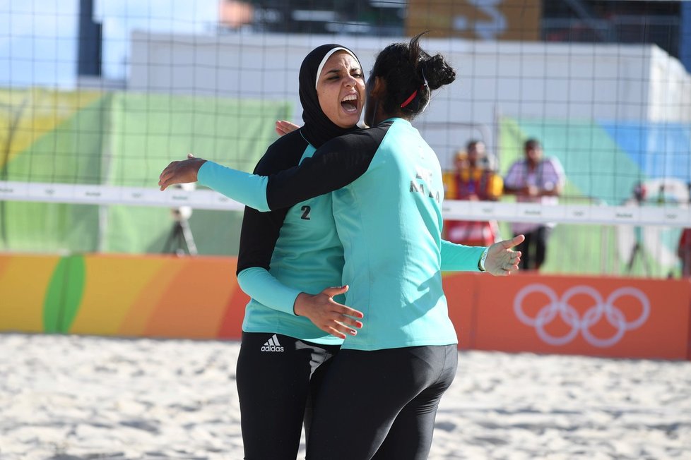 Na kulturní odlišnosti upozornily i egyptské plážové volejbalistky v Riu: Na rozdíl od sokyň v bikinách měly těla zahalená.
