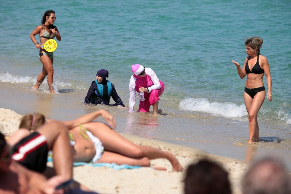 Francouzští policisté na pláži: Přinutili muslimku, aby se svlékla.