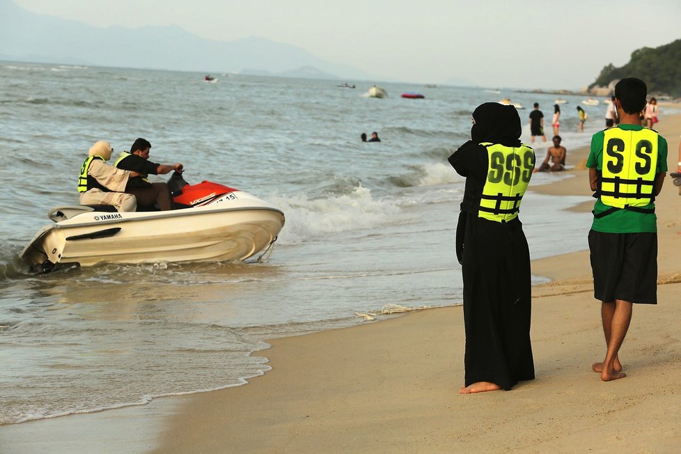 Muslimka na pláži v Malajsii. Zakrývání obličeje je ve Francii také zakázané.