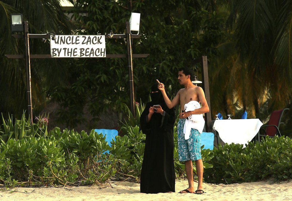 Muslimka na pláži v Malajsii. Zakrývání obličeje je ve Francii také zakázané.