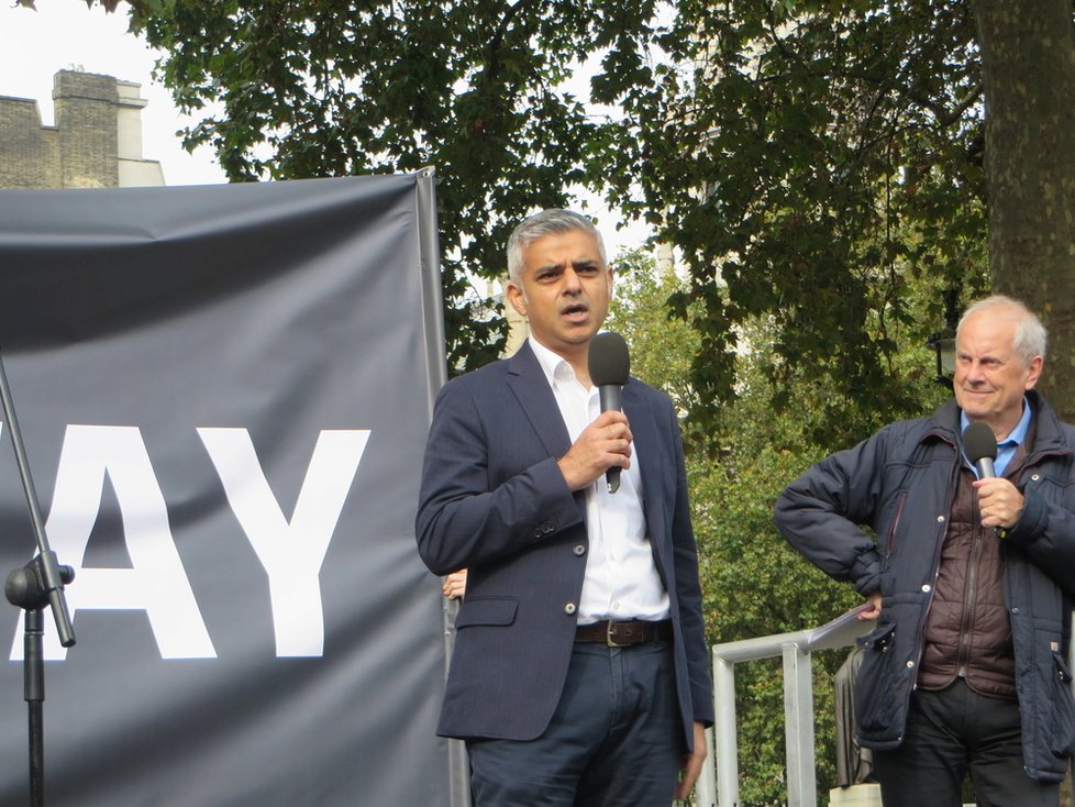 Muslimský starosta Londýna proti zákazu burkin: Neodvažujte se ženám diktovat, co mohou nosit!