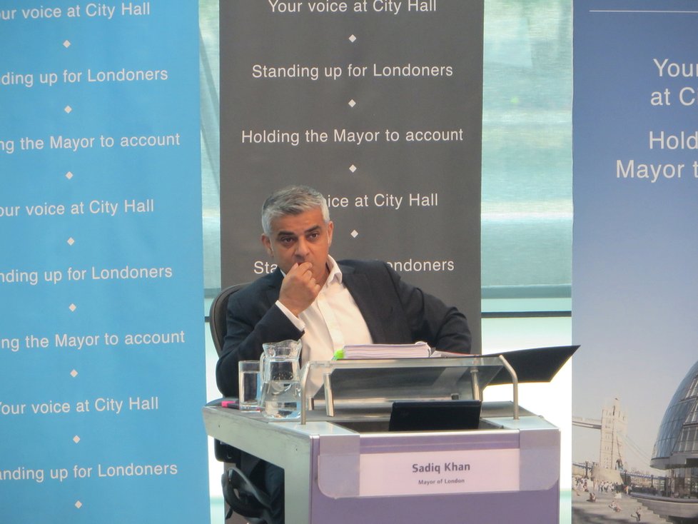 Londýnský starosta Sadiq Khan v pátek navrhl, aby se v prostředcích městské hromadné dopravy zakázala reklama na nezdravé jídlo s vysokým obsahem cukrů, tuků a soli