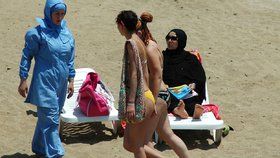 Muslimské plavky burkini dostaly v Cannes stopku.