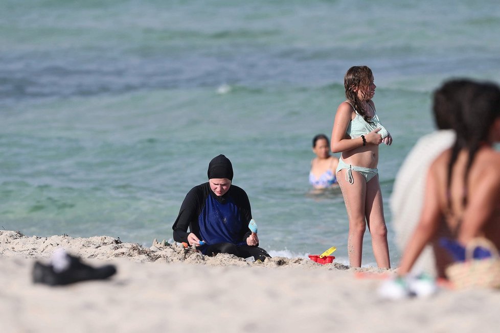 Žena v burkinách na pláži v Miami