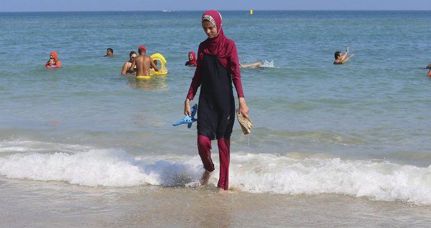 Francouzský soud zrušil zákaz nošení burkin na pláži ve středomořském letovisku Nice.