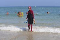 Burkiny se vrací na francouzské pláže? Po Cannes zákaz zrušili i v Nice