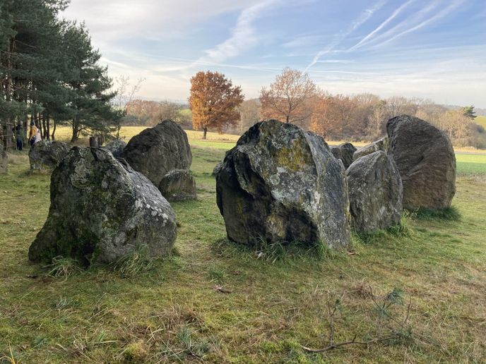 Pod Burkovákem stojí kamenný kruh, novodobá obdoba megalitických staveb. Pod Burkovákem stojí kamenný kruh, novodobá obdoba megalitických staveb.