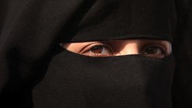 Nechtěné burky a nikáby: Po Francii zakázala zahalování žen včetně obličejů i Belgie.