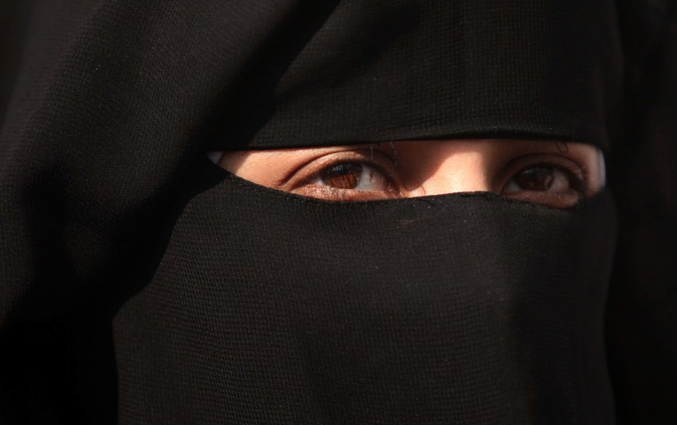 Nechtěné burky a nikáby: Po Francii zakázala zahalování žen včetně obličejů i Belgie.