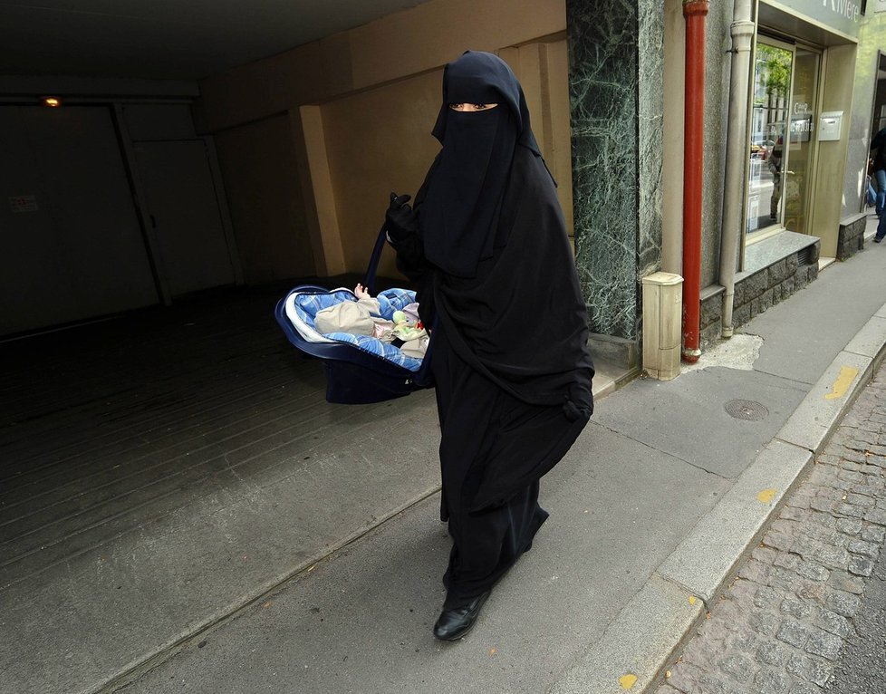 Zákon zakazující zahalování obličeje v Rakousku vstoupil v platnost loni v říjnu. Opatření směřuje především proti nošení burek a nikábů, tedy oděvů, které muslimským ženám zakrývají celé tělo a ponechávají jen mřížku nebo úzký průhled pro oči.