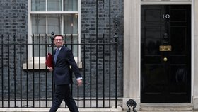 Britský premiér Burnham před svým sídlem na Downing Street 10 (1. září 2026)