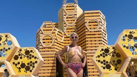 70 000 tisíc lidí uvízlo na festivalu Burning Man: Drsná slova Češky uvězněné v blátě v poušti
