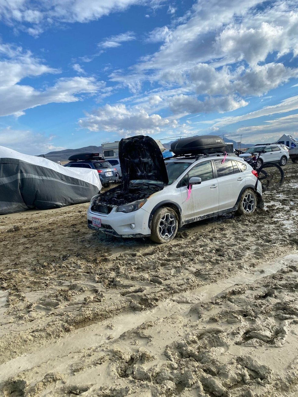 Vozidlo uvízlé na americkém festivalu Burning Man.